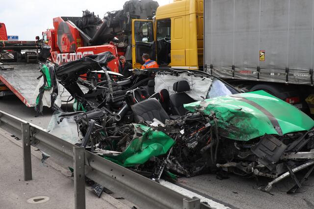 Ein Skoda wurde bei einem Crash auf der Welser Autobahn A25 komplett demoliert - wie durch ein Wunder gab es keine Todesopfer. | Foto: laumat.at