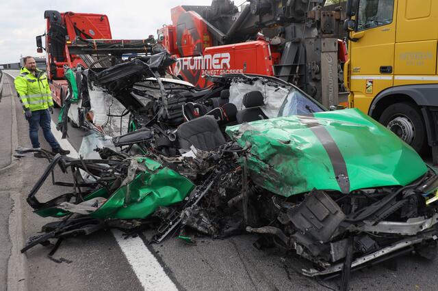 Ein Skoda wurde bei einem Crash auf der Welser Autobahn A25 komplett demoliert - wie durch ein Wunder gab es keine Todesopfer. | Foto: laumat.at