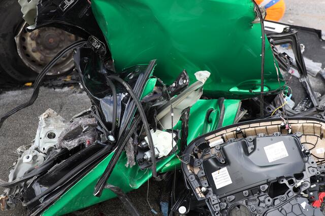 Ein Skoda wurde bei einem Crash auf der Welser Autobahn A25 komplett demoliert - wie durch ein Wunder gab es keine Todesopfer. | Foto: laumat.at