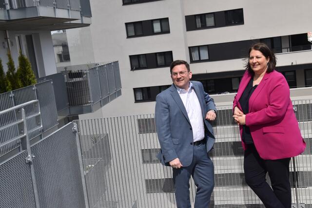 Vizebürgermeisterin Kathrin Gaál mit Bezirksvorsteher Wilfried Zankl (beide SPÖ) im zehnten Stock auf der Dachterrasse der Wolfganggasse. | Foto: Karl Pufler
