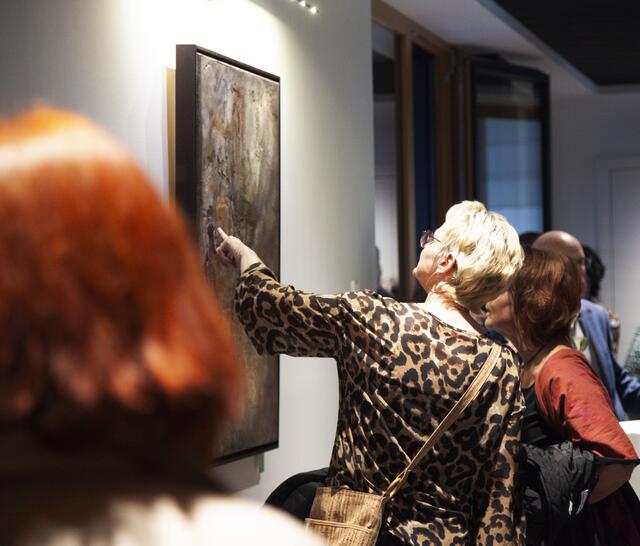 Großer Andrang bei der Eröffnung der Ausstellung von Martina Brandl. | Foto: Karin Müller-Grißenauer