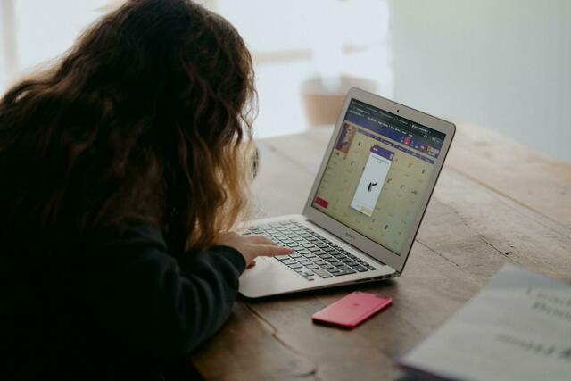 Schulkinder bekommen künftig Laptops oder Tablets. | Foto: Symbolbild: Unsplash/Annie Pratt