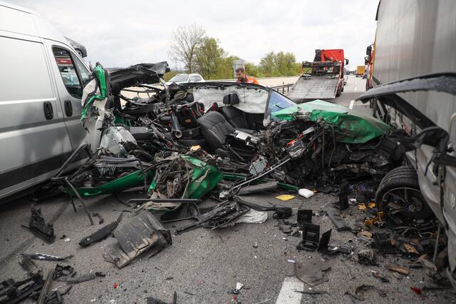 Ein Skoda wurde bei einem Crash auf der Welser Autobahn A25 komplett demoliert - wie durch ein Wunder gab es keine Todesopfer. | Foto: laumat.at