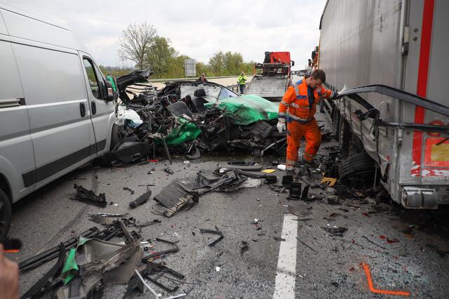 Ein Skoda wurde bei einem Crash auf der Welser Autobahn A25 komplett demoliert - wie durch ein Wunder gab es keine Todesopfer. | Foto: laumat.at