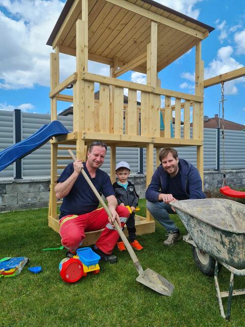 GR Bernhard Larnsack und Christian Schumitsch mit Nick bei seiner Sandkiste. | Foto: Thomas Niklos