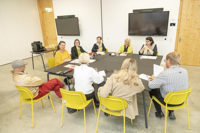 Im Gespräch mit den Journalistinnen und Journalisten präsentierten die Interessensvertretungen die einzelne weitere Forderungen, um den Ausbau der Kinderbetreuung in der Steiermark voranzutreiben. | Foto: Foto Fischer