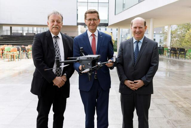 Im Bild (v. l.): Gerald Reisinger (Präsident Fachhochschule OÖ), Wirtschafts- und Forschungs-Landesrat Markus Achleitner und Johann Kastner (Vizepräsident für Forschung &amp; Entwicklung Fachhochschule OÖ). | Foto: Land OÖ/Margot Haag