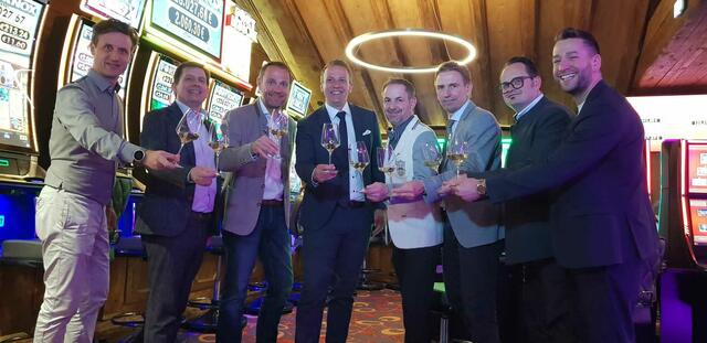 Eröffnung des Genussgipfels mit (v.l.): Elias Walser (TVB Seefeld), Christoph Morandell, Seefelder Vize-Bgm. Andreas Steiner, Casino-Direktor Martin König (Innsbruck und Seefeld), Genussgipfel-Koriphäe Michael Jank, Casinos Austria Managing Director Thomas Lichtblau, Head of Operations Manager Casino Seefeld Thomas Erhardt und Moderator Manolito Licha. | Foto: Hofmann