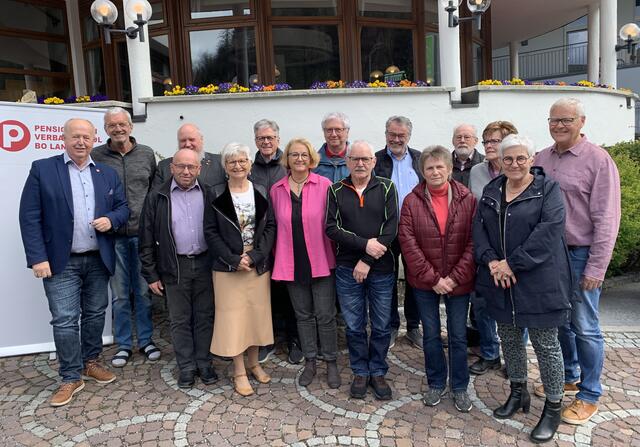 Neuer Ausschuss des Pensionistenverbandes Bezirk Landeck: Präsident des PVÖ Tirol Herbert Striegl (li.) mit Obmann-Stellvertreterin Brigitte Mark und Obmann Reinhold Gigele (ganz rechts). | Foto: PVÖ Tirol