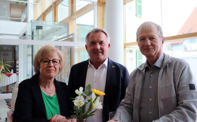 Franz und Brigitta Schocher übersiedelten vom Waldweg in Eggersdorf zum Feldrain in Kalsdorf. Bgm. Manfred Komericky hieß das Ehepaar in ihrer neuen Heimatgemeinde willkommen. | Foto: Edith Ertl