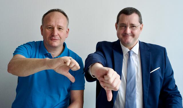 Die FPÖler Gerald Marangoni und Robert Toder finden diese Entscheidung verdient "Daumen nach unten". | Foto: Santrucek