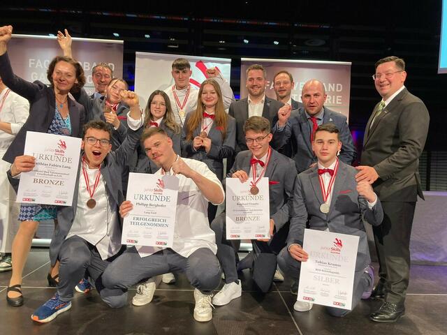 Das erfolgreiche Burgenland-Team: Sylvia Unger, Matthias Lang, Christian Mancs, Michelle Hörzer, Philipp Berghofer, Sandra Pinter, Max Stapf, Marjana Nikolic, Raphael Frantz, Bernd Konrath, Simon Tury, Philipp Szemes, Tobias Kramm und Matthias Mirth, Obmann Gastronomie (v. l.) | Foto: WKB