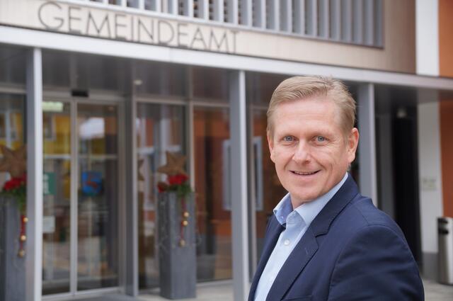 Thomas Freylinger (ÖVP) vor dem Gemeindeamt von Kuchl. | Foto: Thomas Fuchs