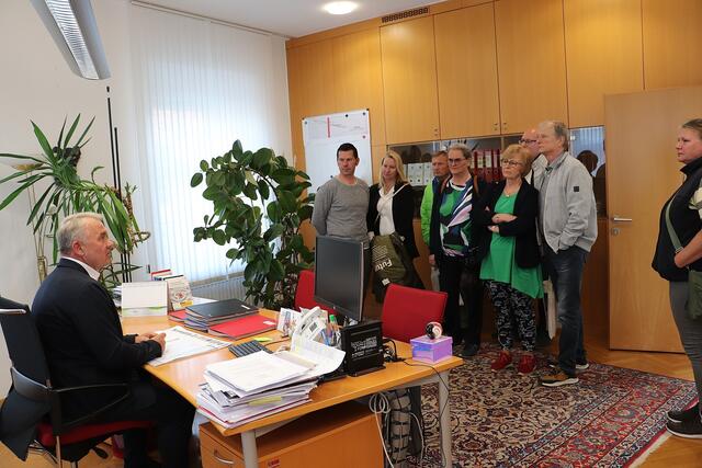 Bgm. Manfred Komericky führte durch das Gemeindeamt und zeigte den Zuzüglern auch sein Büro. | Foto: Edith Ertl