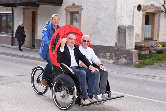 Heimleiter Ivo Habertitz (Wohn- und Pflegeheim Vorderes Stubaital) und Martin Lehner (Vinzenzheim) genossen die Ausfahrt für's Foto sichtlich! Als Chaffeur in die Pedale getreten ist Rudi Kranabitter. | Foto: Kainz