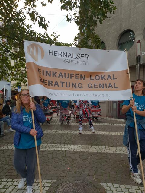 Ein Transparent für die Hernalser Kaufleute. | Foto: Hlozek Mediaconsulting