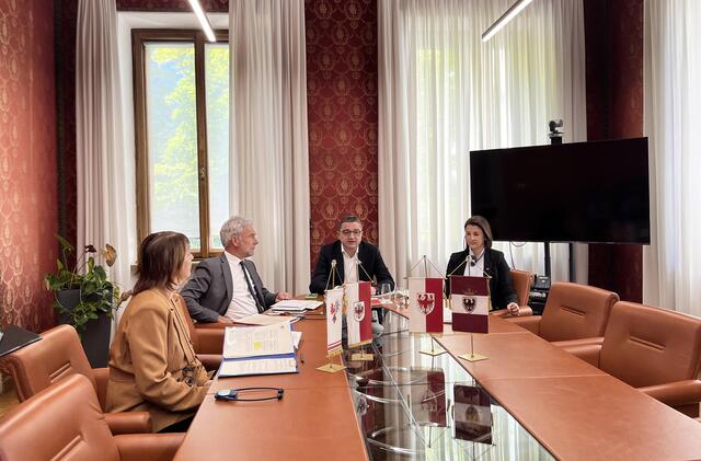 V.re.: LRin Astrid Mair, LH Maurizio Fugatti (Trentino) und LR Arnold Schuler (Südtirol) präsentierten das Abkommen gestern im Trentino.  | Foto: Presseamt Trentino