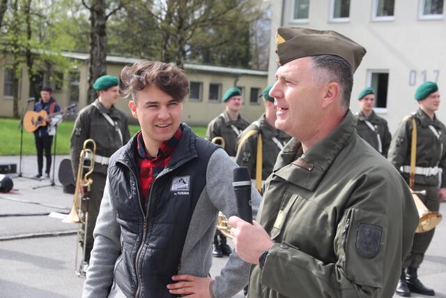 Sänger und Musiker Chris Steger trat beim Girls' Day in der Schwarzenberg-Kaserne auf.  | Foto: Wolfgang Riedlsperger