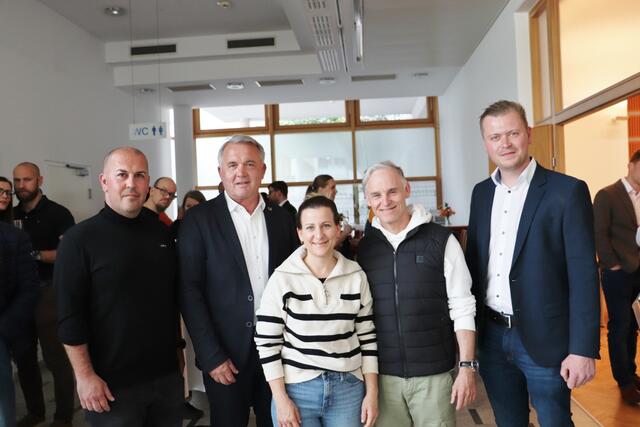 Zuzügler Reinhard und Verena Peinsipp mit Bgm. Manfred Komericky und seinen beiden Stellvertretern Patrick Trummer (li) und Michael Konrad (re) beim Willkommenstag. | Foto: Edith Ertl
