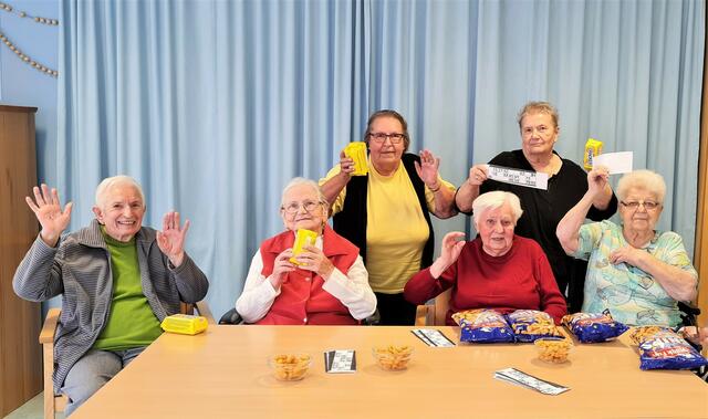 Mit Bingo-Spielen können die Bewohnerinnen des Olbendorfer Pflegeheimes Stunden um Stunden verbringen, und das in Gemeinschaft. | Foto: Samariterbund