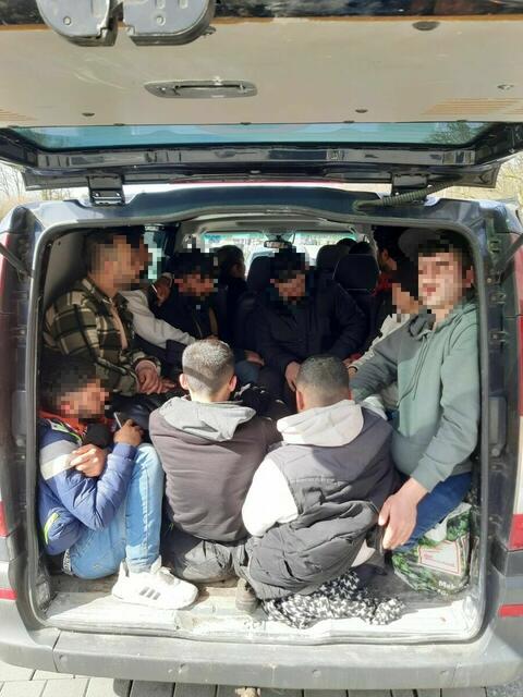 Auch ein aktueller Fall: Ein 39-jähriger Schlepper versuchte im März 2023 20 Migranten über die oberösterreichisch-bayrische Grenze nach Deutschland zu bringen. Er wurde in Braunau geschnappt. | Foto: Bundespolizeiinspektion Passau