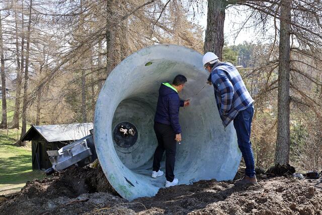 Glockenschlag der anderen Art: Die Friedensglocke konnte erfolgreich rückgebaut werden und wird in der Tiroler Glockengießerei Grassmayr eingeschmolzen und neu gegossen. | Foto: MG Telfs/Hackl