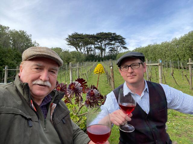 Willi Opitz und George Thrubody, Holy Vale Vineyard Manager. Von diesem Weingut stammen die Pinot Noir Trauben des Coronation Cuvée. | Foto: Willi Opitz