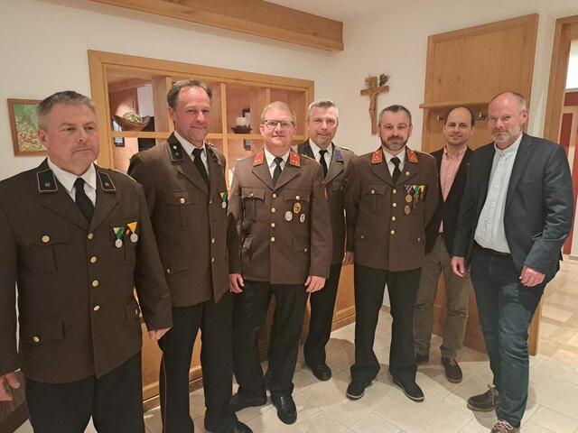 Das wiedergewählte Kommando der FF Buchenort mit dem designierten Amtsleiter Stefan Häupl und VizebürgermeisterHadmar Lanz. | Foto: FF Buchenort 