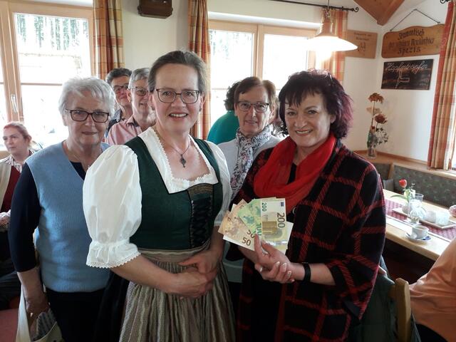 Obfrau Anna Eberl von der Goldhaubengruppe Frankenburg übergibt eine Spende in Höhe von 500 Euro an Christine Schilcher (Mosaik) für den Mittagstisch im Elisabethstüberl. | Foto: privat