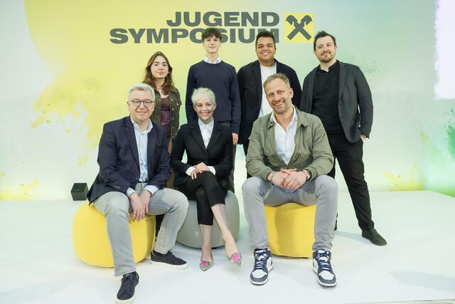 Neben Generaldirektor Michael Höllerer sowie den beiden Keynote-Speaker:innen Steffi Burkhart und Nick Sohnemann (1. Reihe v.l.n.r.) sorgte eine Paneldiskussion mit Christina Tesar und Leo Kreuter (beide Wiener Schülergenossenschaft coop22), Oliver Hrebejk (BS-Landesschulsprecher Schülerunion Wien) und Benjamin Mörzinger (Co-Founder Wiener StartUp nista) für inspirierende Inputs (2. Reihe v.l.n.r.). | Foto: Roland Rudolph / Raiffeisen NÖ-Wien