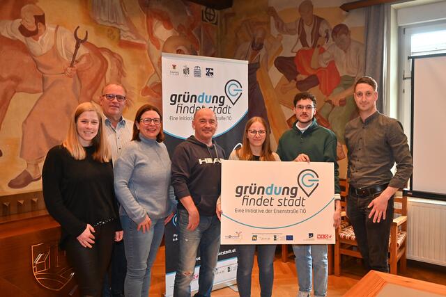 Margaretha Bewersdorff (Betriebsservice Wieselburg), Stadtrat Josef Lechner, Ingrid Pruckner (Unternehmerin und Bezirksvertreterin von „Frau in der Wirtschaft NÖ“ der Wirtschaftskammer), Gemeinderat Alois Kaltenbrunner, Gründerin Sandra Zierfuß (Bastelladen), Gründer Lukas Baumgartner (Café-Bar) und Gernot Holnsteiner (Hoteldirektor I’m Inn) | Foto: www.eisenstrasse.info