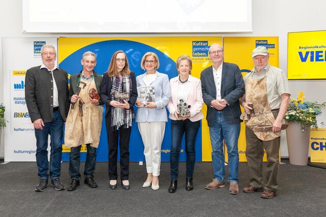 Franz Koci vom eumigMuseum, Ernst Schagl vom Pecherpfad Hölles, Caterina Grasl von der Maria-Biljan-Bilger-Ausstellungshalle, Landeshauptfrau Johanna Mikl-Leitner, Uschi Seeman und Gus Seeman vom eumigMuseum sowie Gerhold Wöhrer vom Pecherpfad Hölles. | Foto: Gerald Lechner