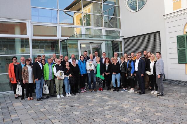 Gemeindevorstand und Gemeinderäte hießen die neuen Bürger von Kalsdorf willkommen. | Foto: Edith Ertl