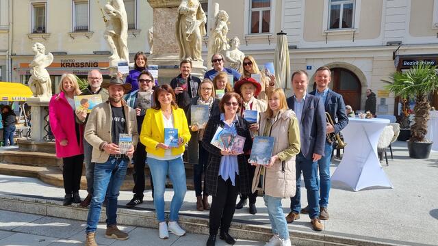 Lavanttaler Autoren mit Stadtrat Christian Stückler,  Bundesrätin Claudia Arpa und Musikschuldirektor Daniel Weinberger beim Tag des Buches am Hohen Platz. | Foto: Stadtgemeinde Wolfsberg