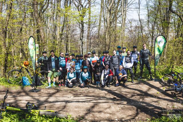 Zur Eröffnung des neu gebauten Trails versammelten sich am 22. April viele Biker beim Hameau | Foto: Wienerwald Trails