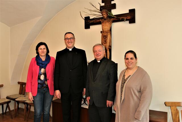 Regionalkoordinatorin Margarete Klobassa, Kaplan Markus Schöck,  Pfarrer Friedrich Weingartmann und Pastoralreferentin Michaela Trummer bei der Vorstellung des künftigen Stadtpfarrers von Feldbach.  | Foto: RegionalMedien