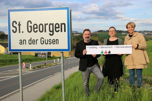 "Gemeinsam für Werte statt Hass!": Bgm. Andreas Derntl (VP), Gemeindevorständin Renate de Kruijff (Grüne) und VBgm. Michaela Traxler (SP) beziehen als Personen und mit ihren St. Georgener Ortsparteien klar Position. | Foto: Eckhart Herbe