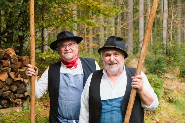 Gerhard Stockinger und Walter Pöschl zeigen immer wieder gerne das Schauschwemmen (v.l.). | Foto: Tourismusinformation Ferienregion Böhmerwald