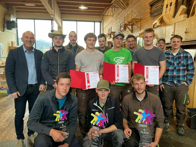 Beim Landeslehrlingswettbewerb der Zimmerer und dem Leistungswettbewerb der Zimmereitechniker zeigten die Fachkräfte von morgen ihr Können. Landesinnungsmeister Fritz Klaura (li) dankte allen Teilnehmern und gratulierte den Preisträgern.  | Foto:  FBS Spittal/Tödtmann