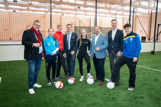 Gemeinsam mit Schülerinnen und Schülern feierte Sportstadtrat Peter Hacker (l.) und Bezirksvorsteher Alexander Nikolai (3.v.r.) die Gleichenfeier der neuen Spor &amp; Fun Halle Praterstern. | Foto: PID/David Bohmann