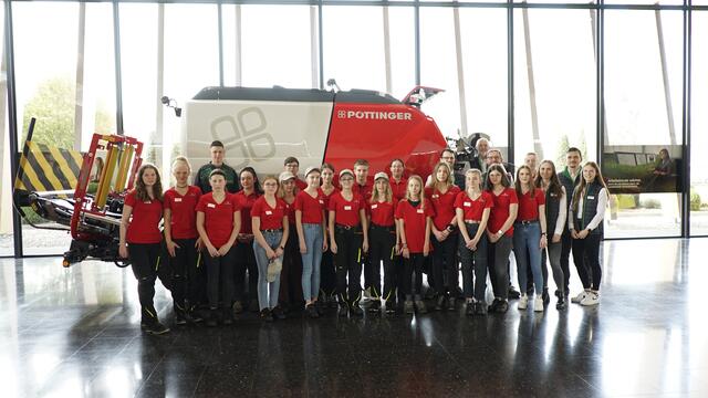 Die an der Technik interessierten Mädchen am Girls' Day bei Pöttinger Landtechnik in Grieskirchen. | Foto: Pöttinger Landtechnik GmbH