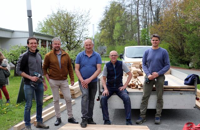 Stefan Kaiser, Robert Tulnik, Schulwart Alfred Krammer, Johann Pechmann und Franz Hermann-Makotschnig beim Bau der Freiluftklasse für die VS Fernitz. | Foto: Edith Ertl