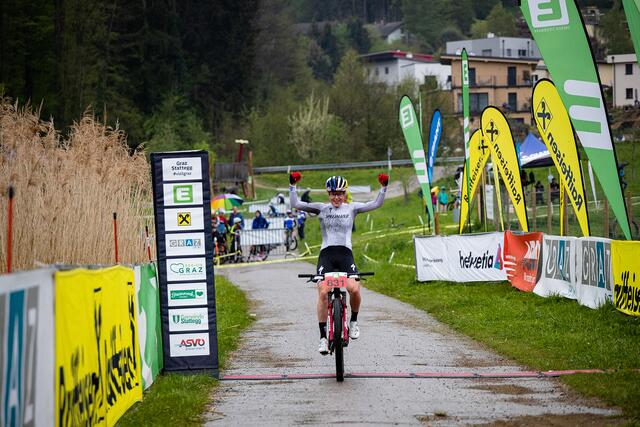 Geschafft: Laura Stigger jubelt über ihren nächsten Staatsmeistertitel. | Foto: Peter Maurer