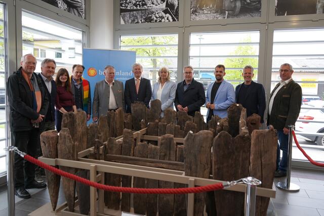 Zur feierlichen Segnung des antiken Holzbrunnen durch Pfarrer Mag. Gabriel Kozuch im Beisein zahlreicher Gäste lud Bürgermeister Heinrich Hareter | Foto: Andrea Glatzer