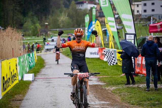 Gregor Raggl jubelt über seine erfolgreiche Titelverteidigung. | Foto: Peter Maurer