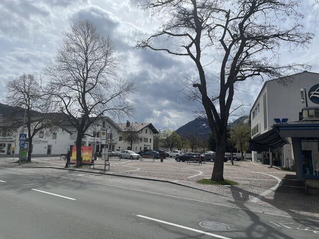 Der Isserplatz: In der Wahrnehmung handelt es sich rein nur um einen Parkplatz. Zum Verweilen lädt die Fläche nicht ein. | Foto: Reichel