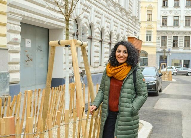 Saya Ahmad (SPÖ) mit einer neu gepflanzten Ulme in der Säulengasse. In Zukunft soll es mehr Baumpflanzungen im Neunten geben.  | Foto: BV 9