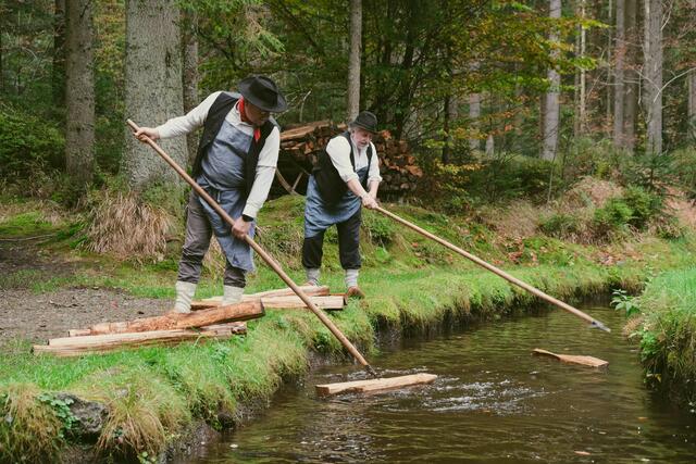 Gerhard Stockinger und Walter Pöschl zeigen das Schauschwemmen (v.l.). | Foto: Tourismusinformation Ferienregion Böhmerwald