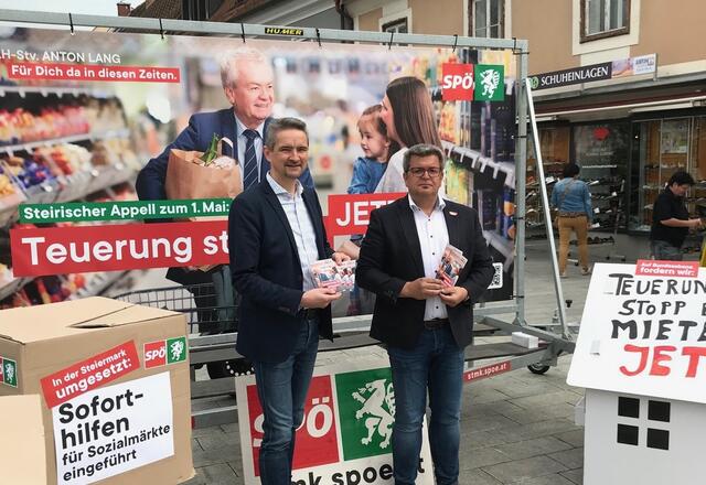 SPÖ-Regionalvorsitzender-Stellvertreter Bgm. Martin Weber und Regionalgeschäftsführer Vizebgm. Alois Hirschmann (v.l.) fordern Maßnahmen von der Bundesregierung und informierten am Hauptplatz von Feldbach über ihre Kampagnen. | Foto: SPÖ Südoststeiermark