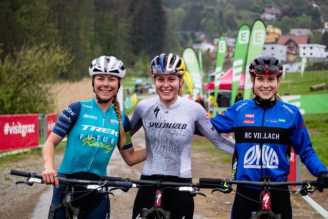 Die drei Erstplatzierten im Damenrennen, von links: Tamara Wiedmann (2.), Laura Stigger (1.) und Eva Herzog (3.). | Foto: Peter Maurer